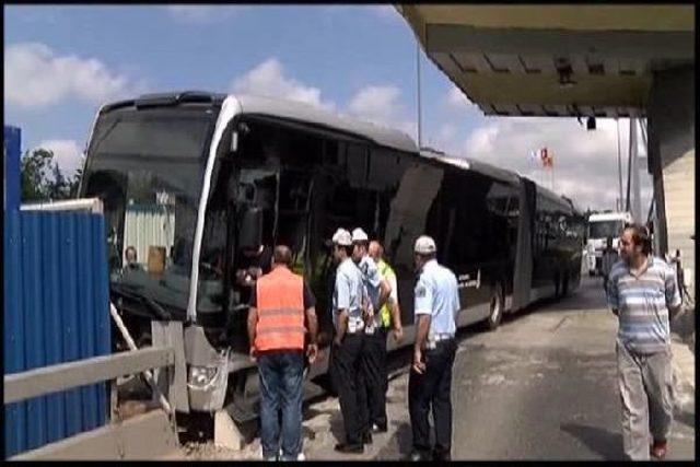 Boğaziçi Köprüsü'nde Metrobüs Kazası