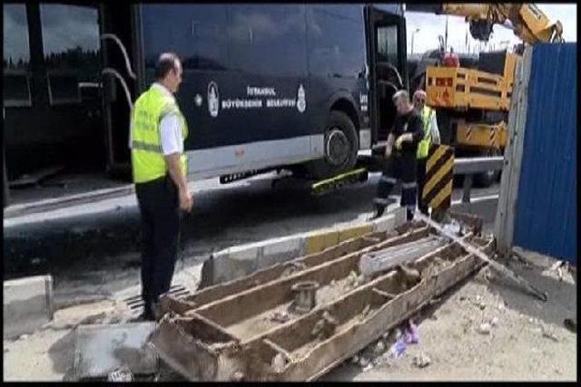 Boğaziçi Köprüsü'nde Metrobüs Kazası