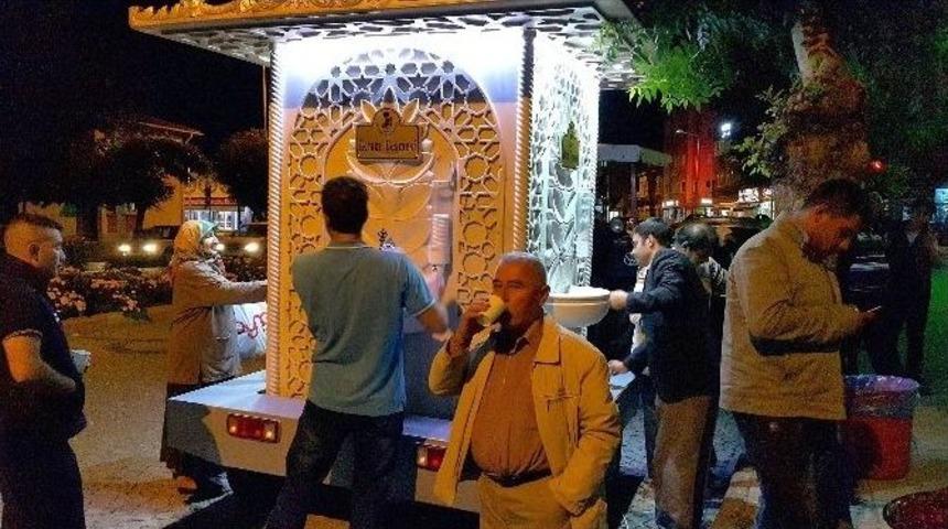 Akşehir Belediyesi İkram &Ccedil;eşmesi&rsquo;nden Limonata Ve Şerbet Akıyor