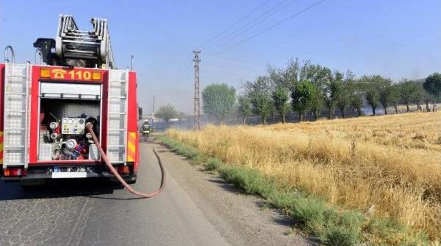 Anız Yangınına M&uuml;dahale Eden Itfaiye Aracı Yandı