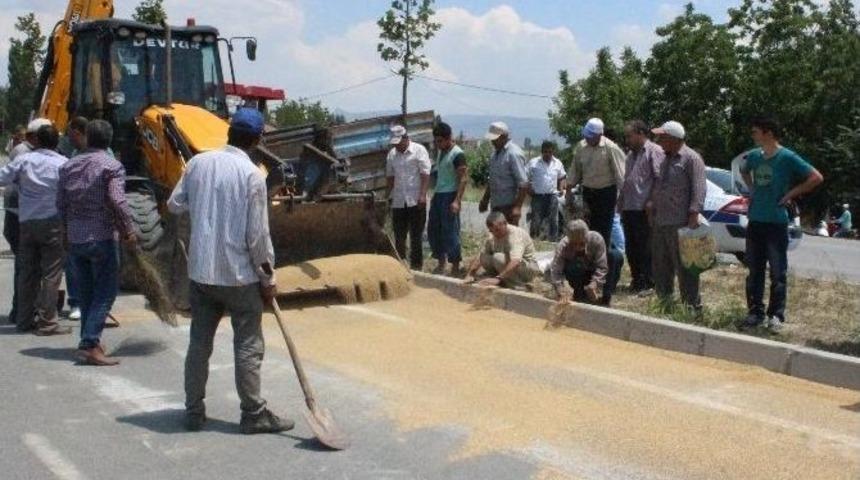 Denizli&rsquo;de Buğday Y&uuml;kl&uuml; Trakt&ouml;r Devrildi: 4 Yaralı