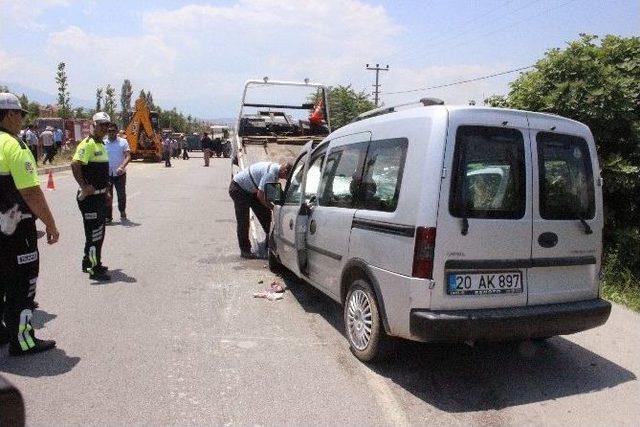 Denizli’de Buğday Yüklü Traktör Devrildi: 4 Yaralı