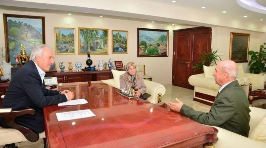 Huriye Asilhan, Başkan&rsquo;a Kitap Hediye Etti