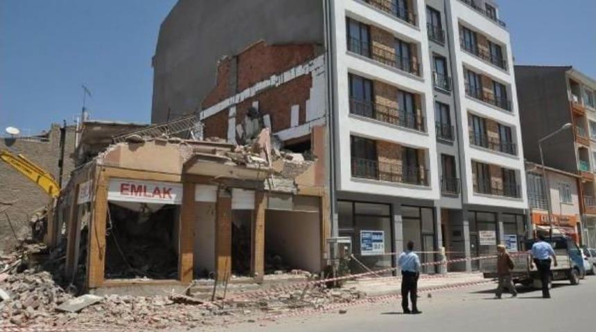 Yıkım &Ccedil;alışması Sırasında Bitişikteki Dairenin Duvarı Yıkıldı, Gen&ccedil; Kız Yaralandı