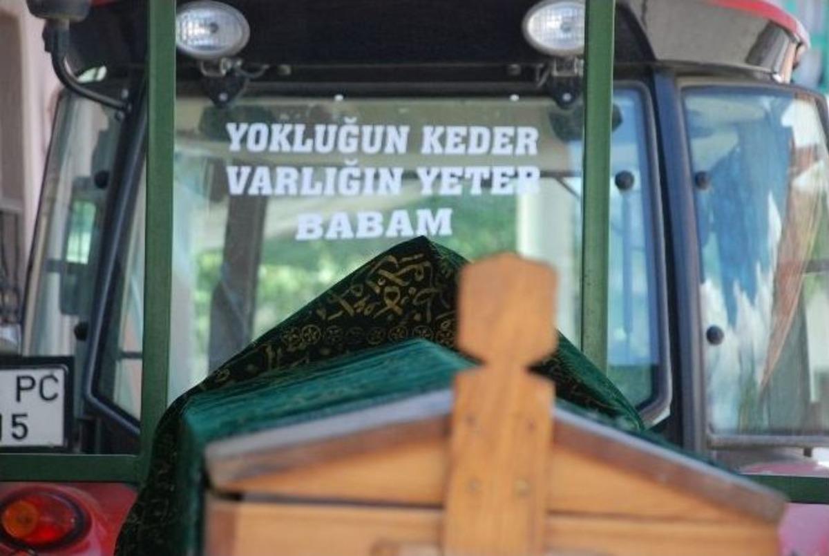 Babalar G&uuml;n&uuml;&rsquo;nde &Ouml;len Babalarını Son Yolculuğuna Uğurladılar