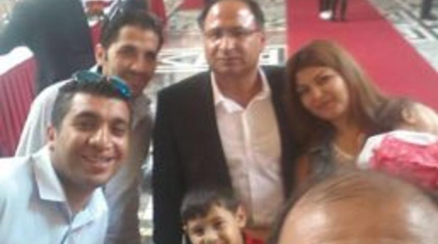 Roman Milletvekili &Ouml;zcan Pur&ccedil;u'dan Selfie