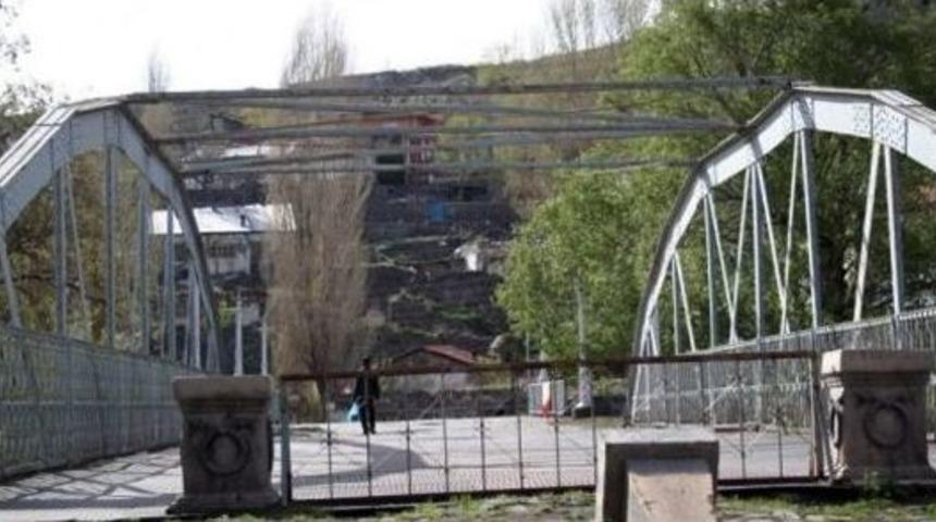 Demir K&ouml;pr&uuml;&rsquo;de Tehlike &Ccedil;anları &Ccedil;alıyor
