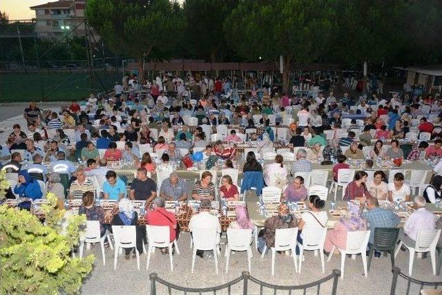 Laleli Mahallesi Sakinleri Başkan &Ccedil;er&ccedil;i İle İftar A&ccedil;tı 1