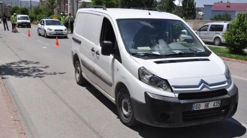 Hafif Ticari Aracın &Ccedil;arptığı Kadın &Ouml;ld&uuml;