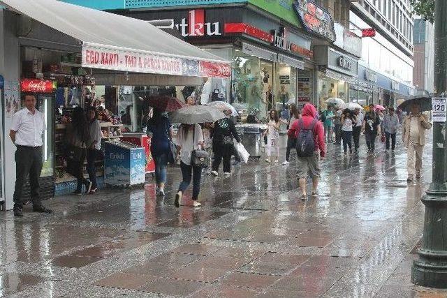 Ankara’da Sağanak Yağış Etkili Oldu