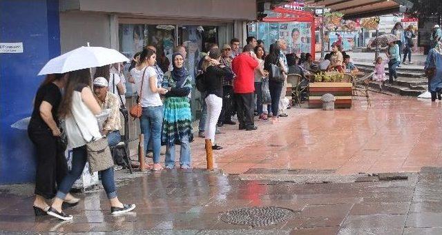 Ankara’da Sağanak Yağış Etkili Oldu