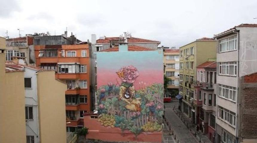 Hamile Eşini Duvara &Ccedil;izdi, Adına Da "mucize" Dedi.