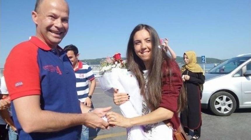 Feribot İskelesi&rsquo;nde S&uuml;rpriz Evlilik Teklifi