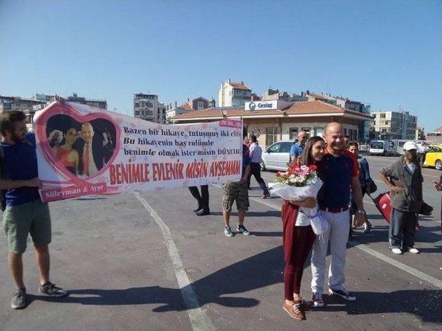 Feribot İskelesi&rsquo;nde S&uuml;rpriz Evlilik Teklifi 1