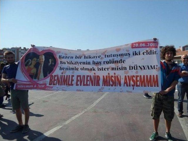 Feribot İskelesi&rsquo;nde S&uuml;rpriz Evlilik Teklifi 3