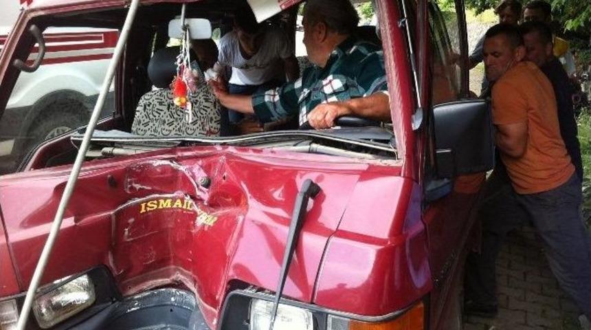 Direksiyon Başında Fenalaşan Muhtar Elektrik Direğine &Ccedil;arptı