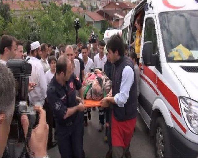 Otomobil, Duvardan Boş Arsaya Uçtu: 1'i Ağır 4 Yaralı