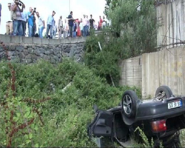 Otomobil, Duvardan Boş Arsaya Uçtu: 1'i Ağır 4 Yaralı