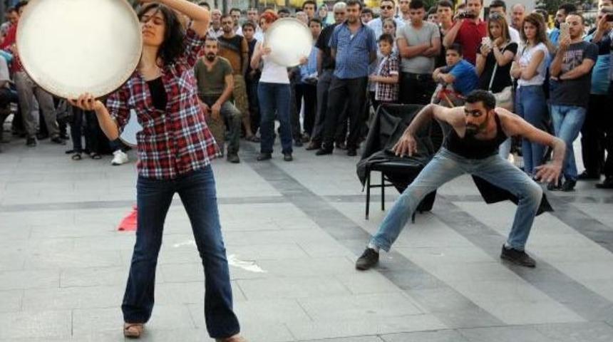 Kadınlardan Hemcinslerinin &Ouml;ld&uuml;r&uuml;lmesine Tiyatrolu Tepki