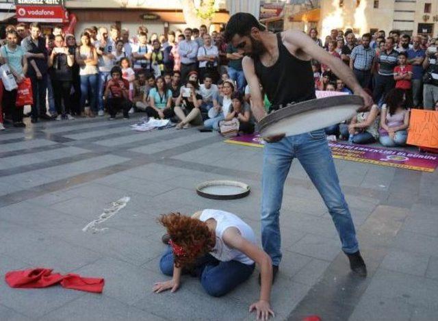 Kadınlardan Hemcinslerinin Öldürülmesine Tiyatrolu Tepki