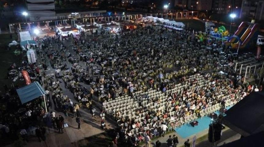 Uşak&rsquo;ta Binlerce Kişi Birlikte İftar Yaptı