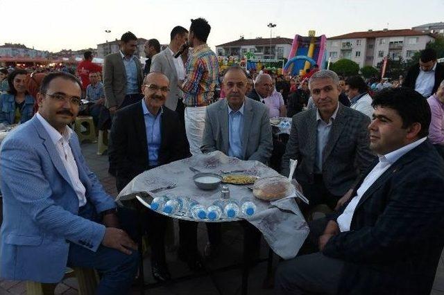 Uşak&rsquo;ta Binlerce Kişi Birlikte İftar Yaptı 1