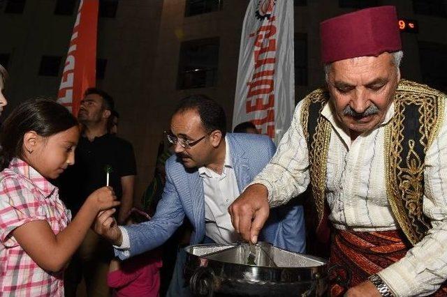 Uşak&rsquo;ta Binlerce Kişi Birlikte İftar Yaptı 2