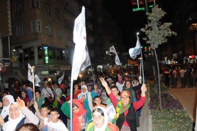 Hakkari'de 'öcalan'a Özgürlük' Yürüyüşü