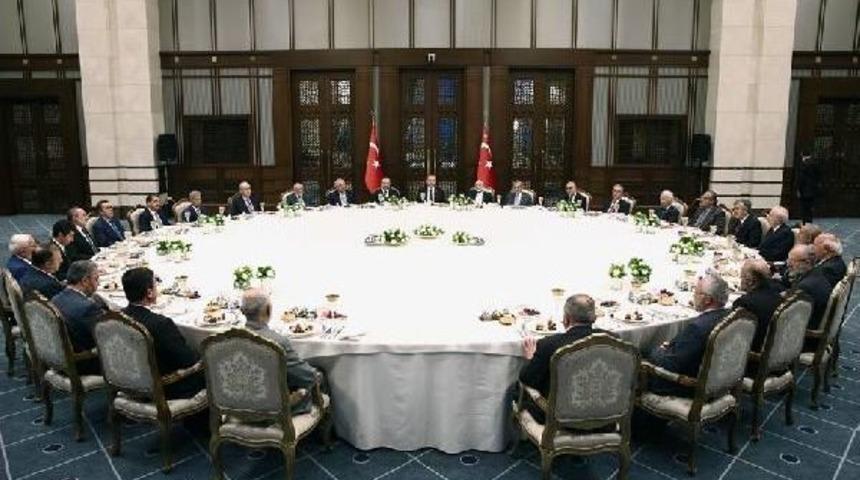 Cumhurbaşkanı Erdoğan, Diyanet İşleri Başkanı G&ouml;rmez Ve Ilim Adamlarıyla Iftar Yaptı