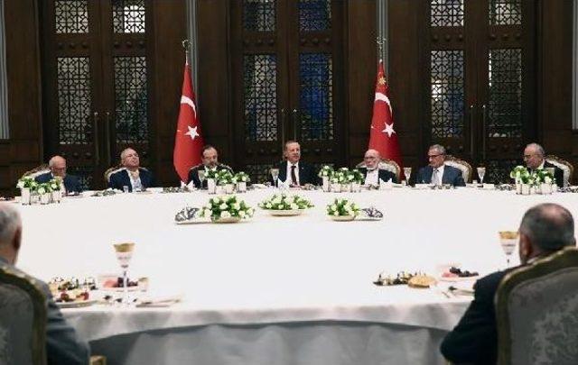 Cumhurbaşkanı Erdoğan, Diyanet İşleri Başkanı Görmez Ve Ilim Adamlarıyla Iftar Yaptı