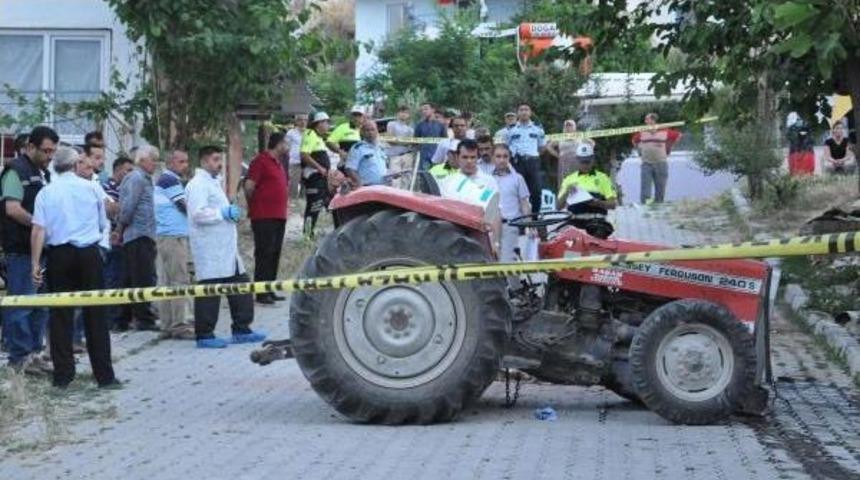 Devrilen Trakt&ouml;r&uuml;n Altında Kalarak &Ouml;ld&uuml;