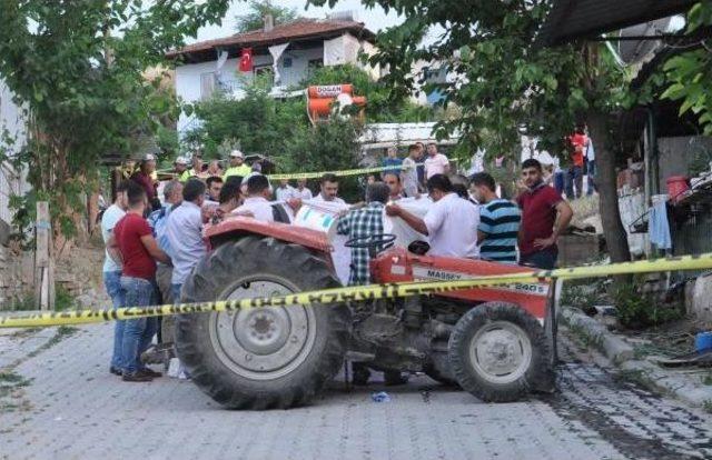 Devrilen Traktörün Altında Kalarak Öldü