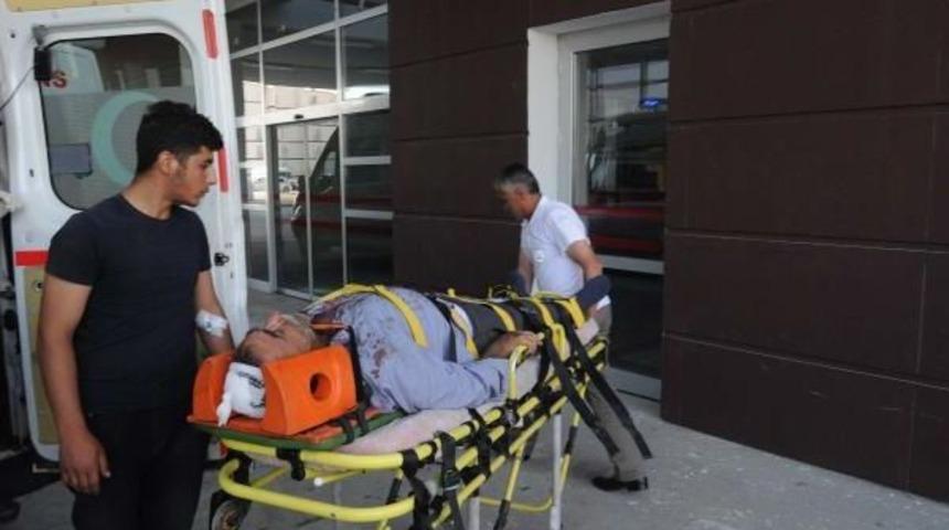 &Ccedil;elikhan&rsquo;Da Kamyonet Devrildi: 2 Yaralı