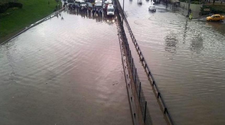 Şiddetli Yağış D-100 Karayolu&rsquo;nu Kapattı