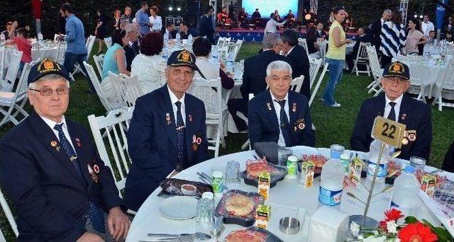 İzmir&rsquo;de Şehit Yakınlarına Ve Gazilere İftar 1