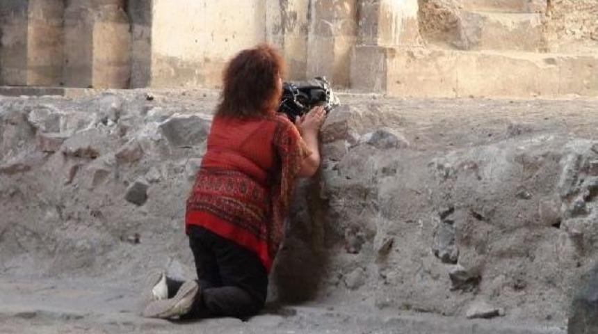Ani Harabeleri'nde Ermeni Turistin Duasına, Ezanlı Karşılık