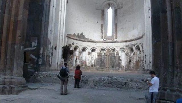 Ani Harabeleri'nde Ermeni Turistin Duasına, Ezanlı Karşılık