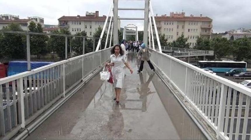 İstanbul'da Yağmur Yağdı, &Uuml;st Ge&ccedil;idi Su Bastı