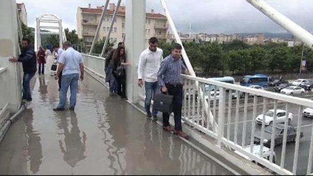 İstanbul'da Yağmur Yağdı, Üst Geçidi Su Bastı