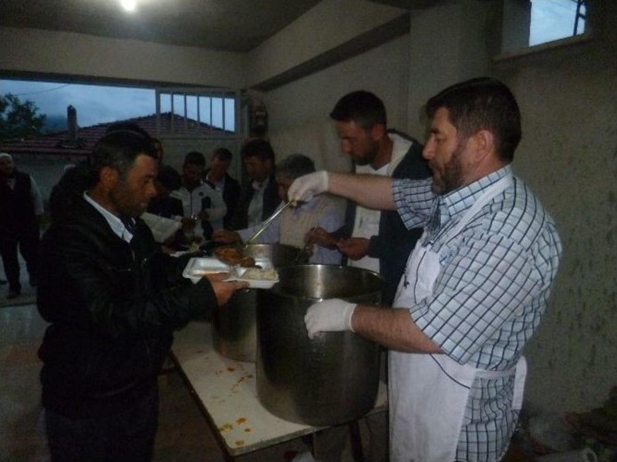 Ağlan K&ouml;y Muhtarından İftar Yemeği