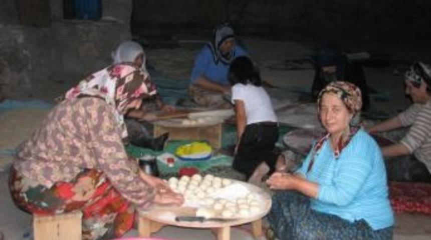 Erzurumlu Kadınlardan Ramazan&rsquo;da Erişte, B&ouml;rek Hazırlığı