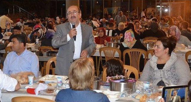 Büyükşehir Belediyesi Önünde İftar Sofrası