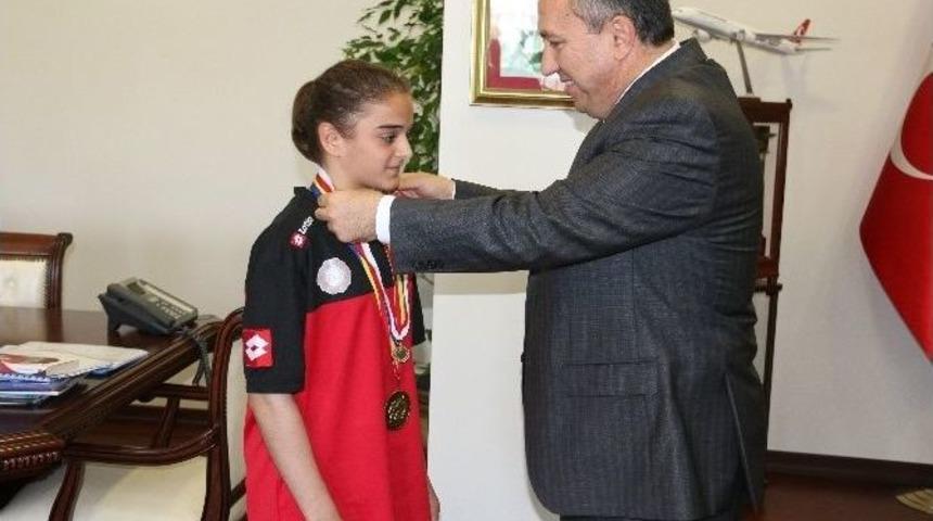 Vali Fidan&rsquo;dan Balkan Şampiyonu Apaydın&rsquo;a Altın