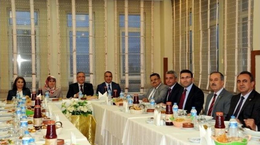 Tayini &Ccedil;ıkan Cumhuriyet Başsavcısı Ve Ağır Ceza Reisine İftar Yemeği