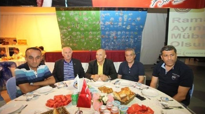 Başkan Altınok &Ouml;z, Taksici Ve Minib&uuml;s&ccedil;&uuml;lerle İftarda Buluştu