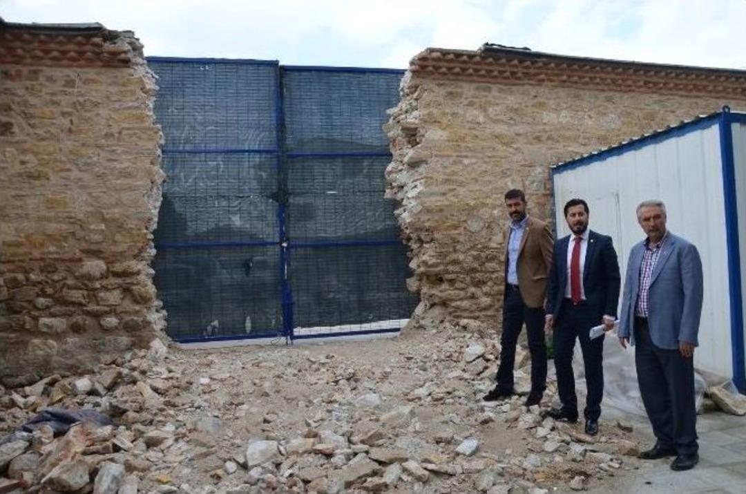 Restorasyon Yaparken, Kamyonlar İ&ccedil;in 435 Yıllık Duvarı Yıktılar