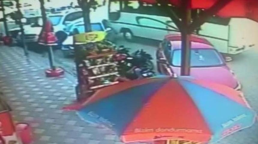 Frenleri Boşalan Midib&uuml;s 4 Otomobile &Ccedil;arparak Durdu