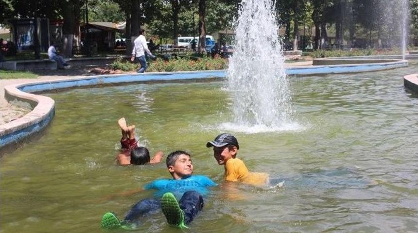 Sıcak Havadan Bunalan &Ccedil;ocuklar S&uuml;s Havuzuna Girdi