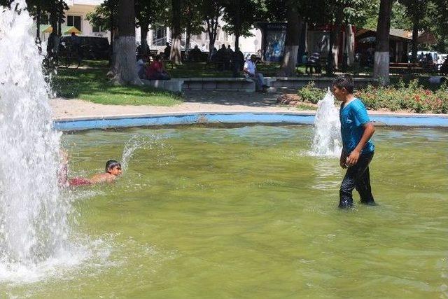 Sıcak Havadan Bunalan Çocuklar Süs Havuzuna Girdi