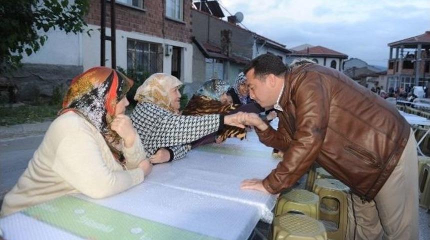 Boz&uuml;y&uuml;k Belediyesi&rsquo;nin Mahalle İftarları Tekke Mahalle&rsquo;de Başladı